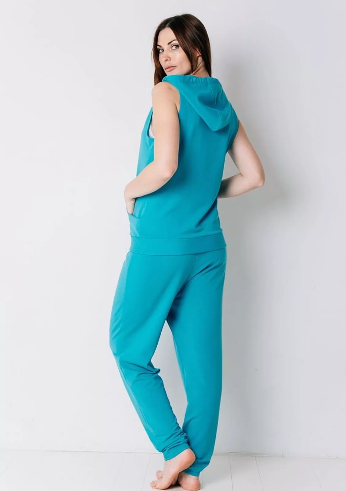 Костюм из брюк и блузы с капюшоном.