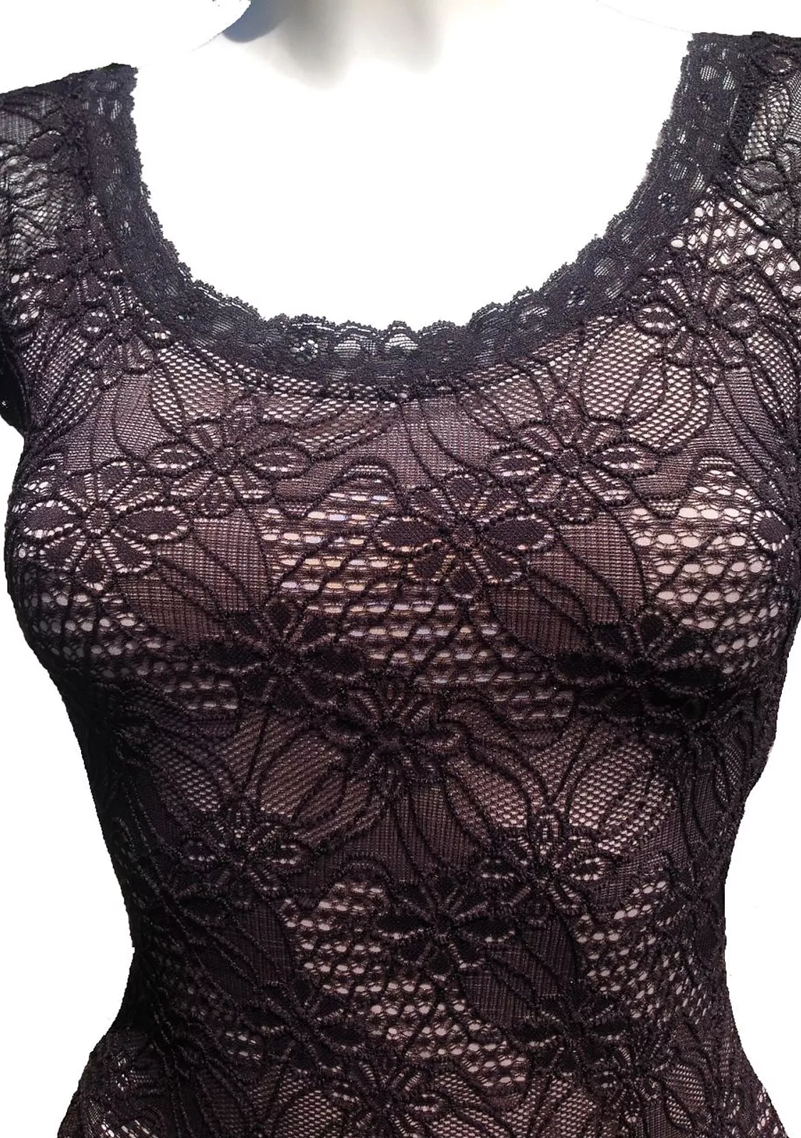 Черное платье в винтажном стиле