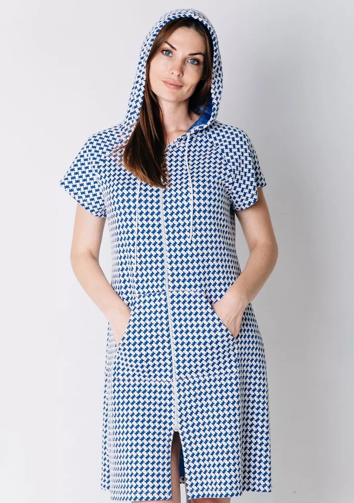 Платье для дома и отдыха с капюшоном.