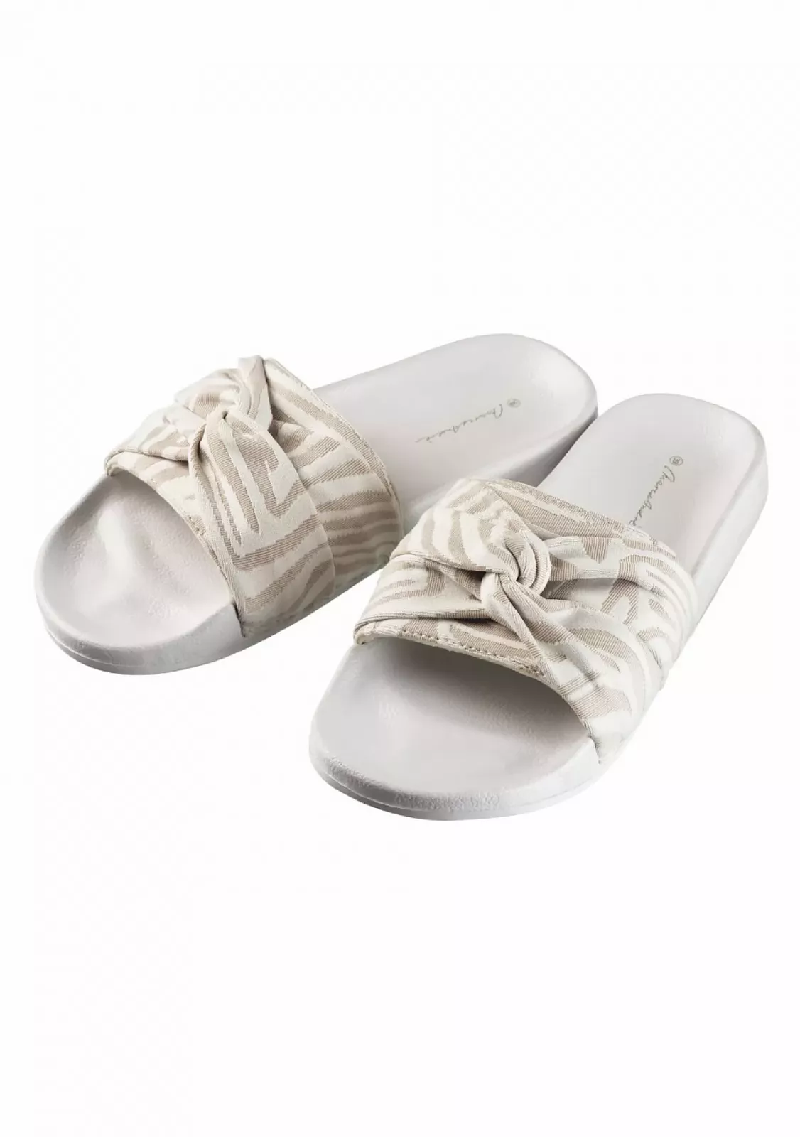 Стильные пляжные шлепанцы.