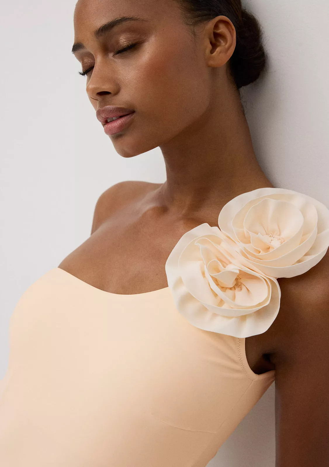 Асимметричный купальник с объемными цветами цвета слоновой костиYsabel Mora
