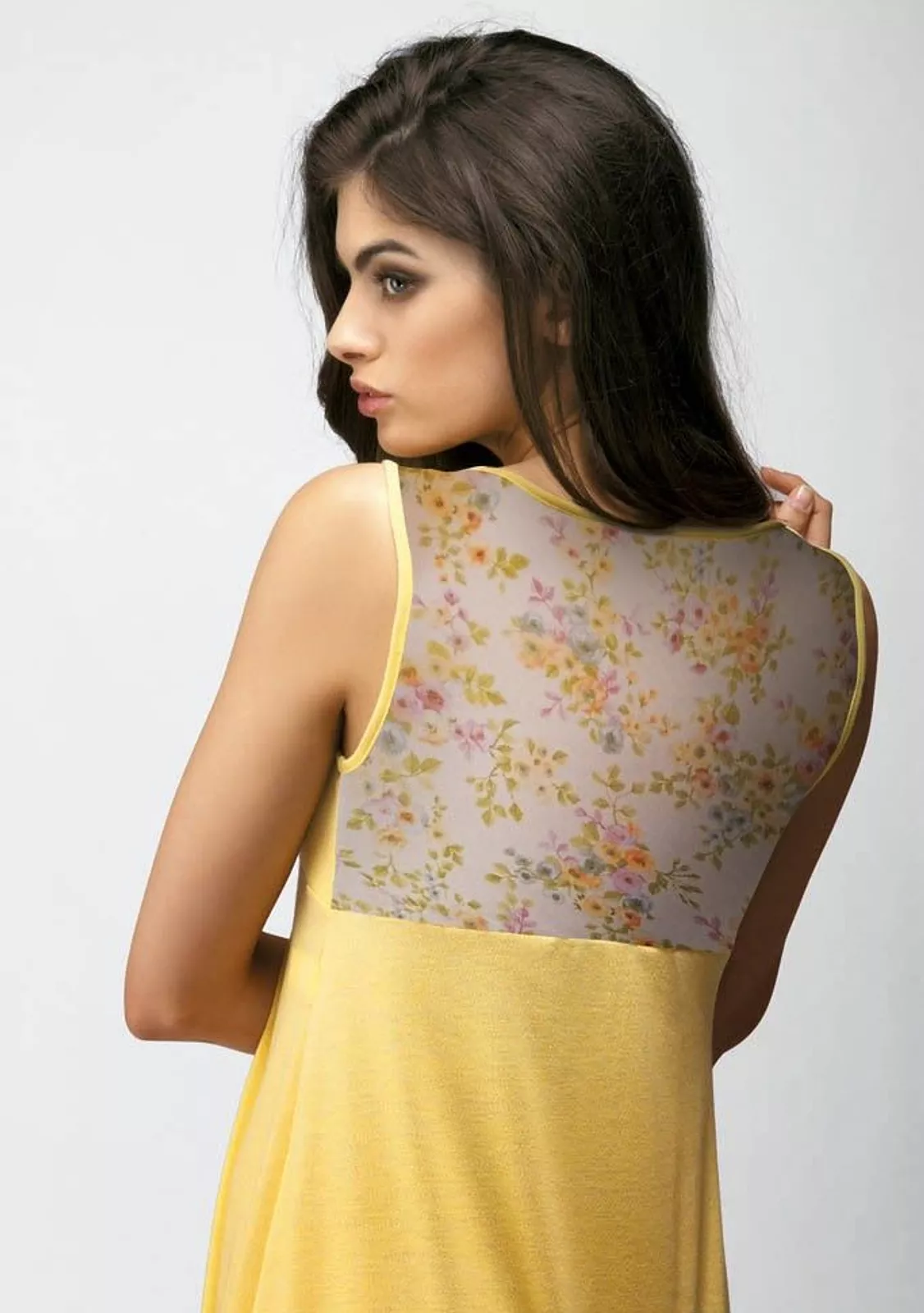 Сорочка с кружевом из вискозы желтого цвета.