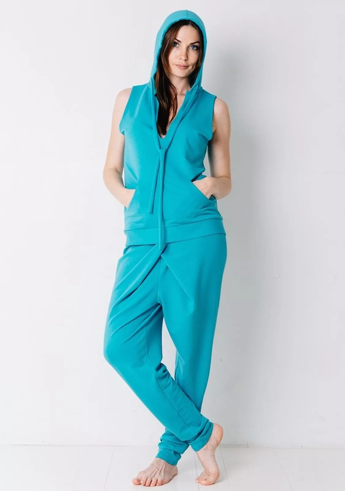 Костюм из брюк и блузы с капюшоном.