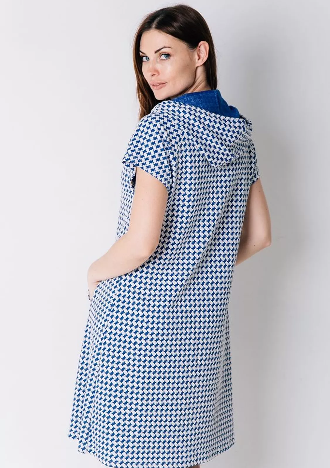 Платье для дома и отдыха с капюшоном.