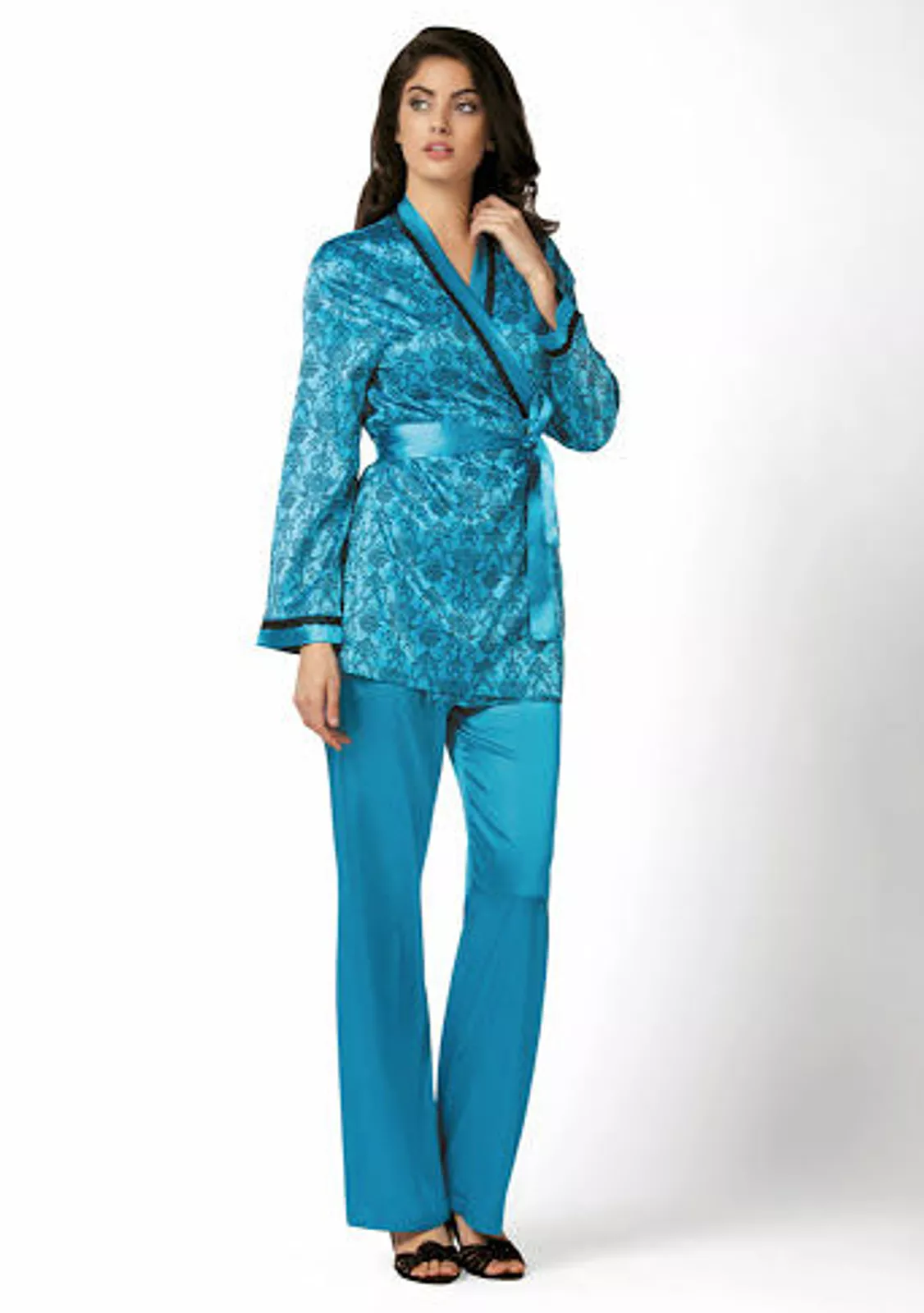 Стильный брючный комплект из атласной ткани