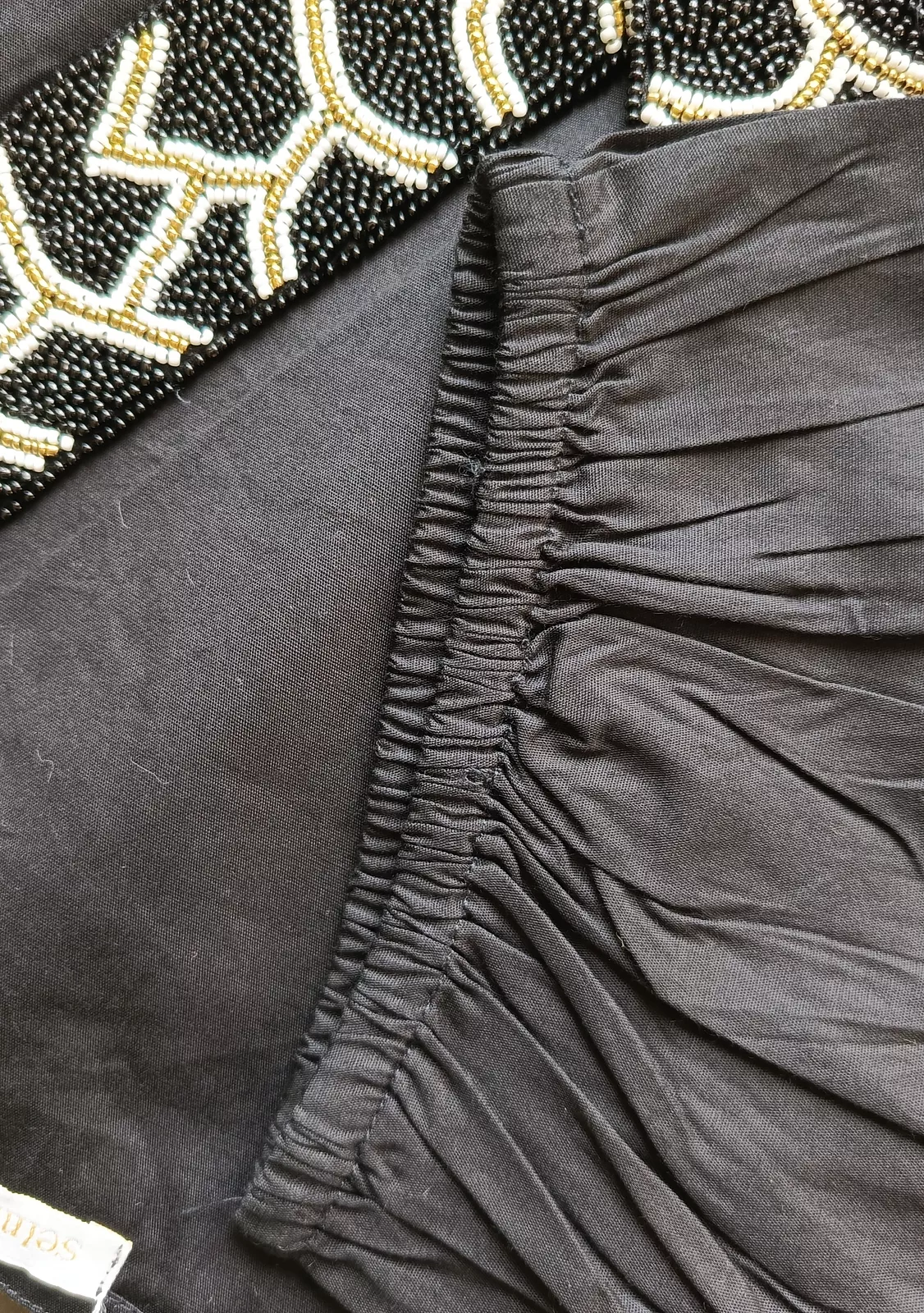 Платье Selmark черный с узорным воротом и карманами