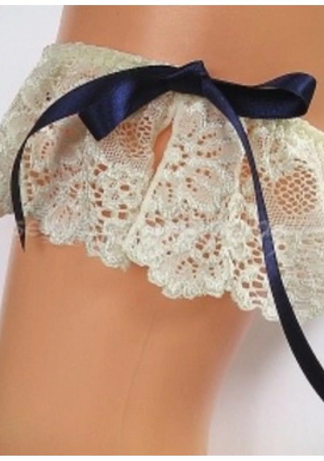 Подвязка белого и ванильного цветов