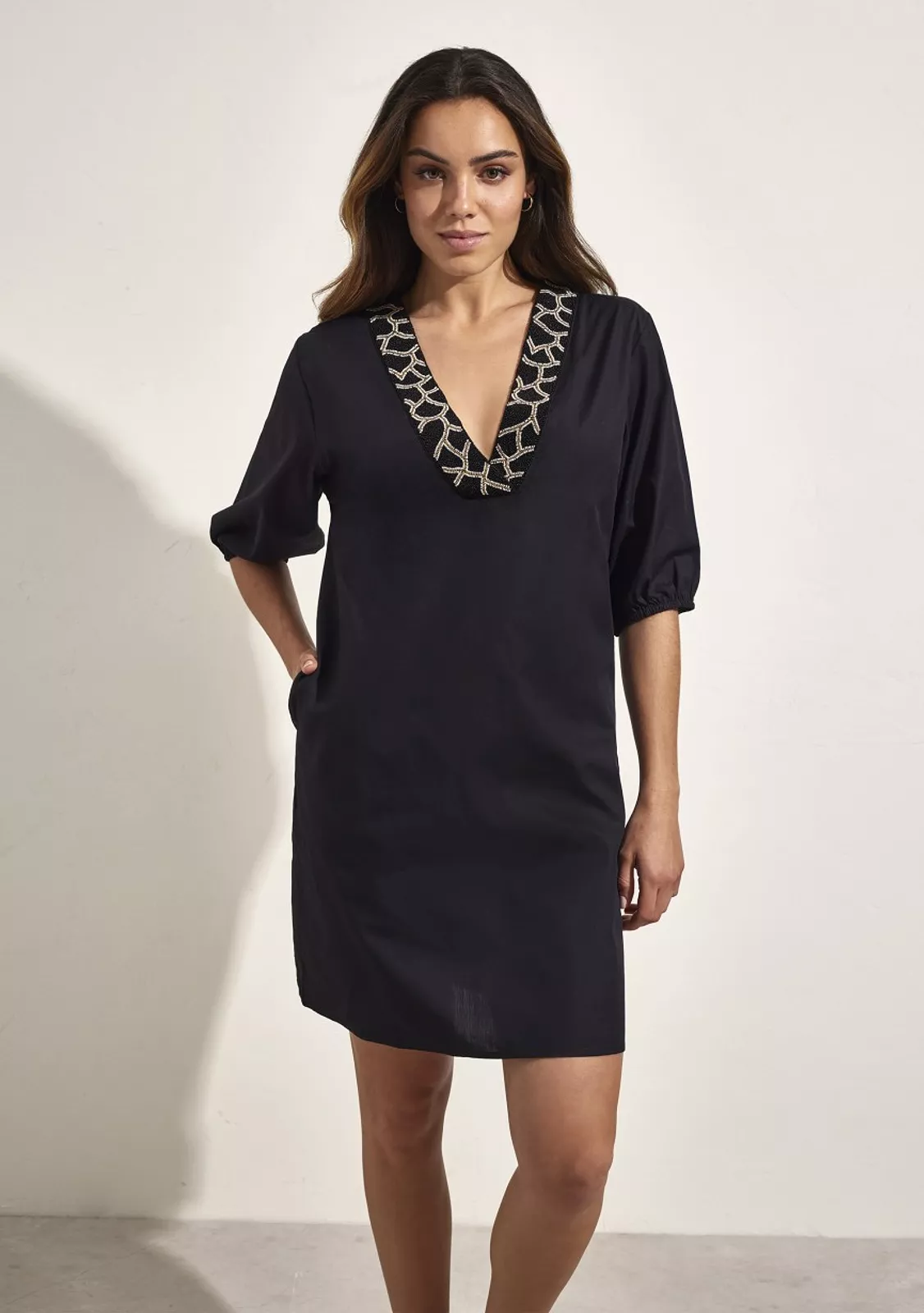 Платье Selmark черный с узорным воротом и карманами