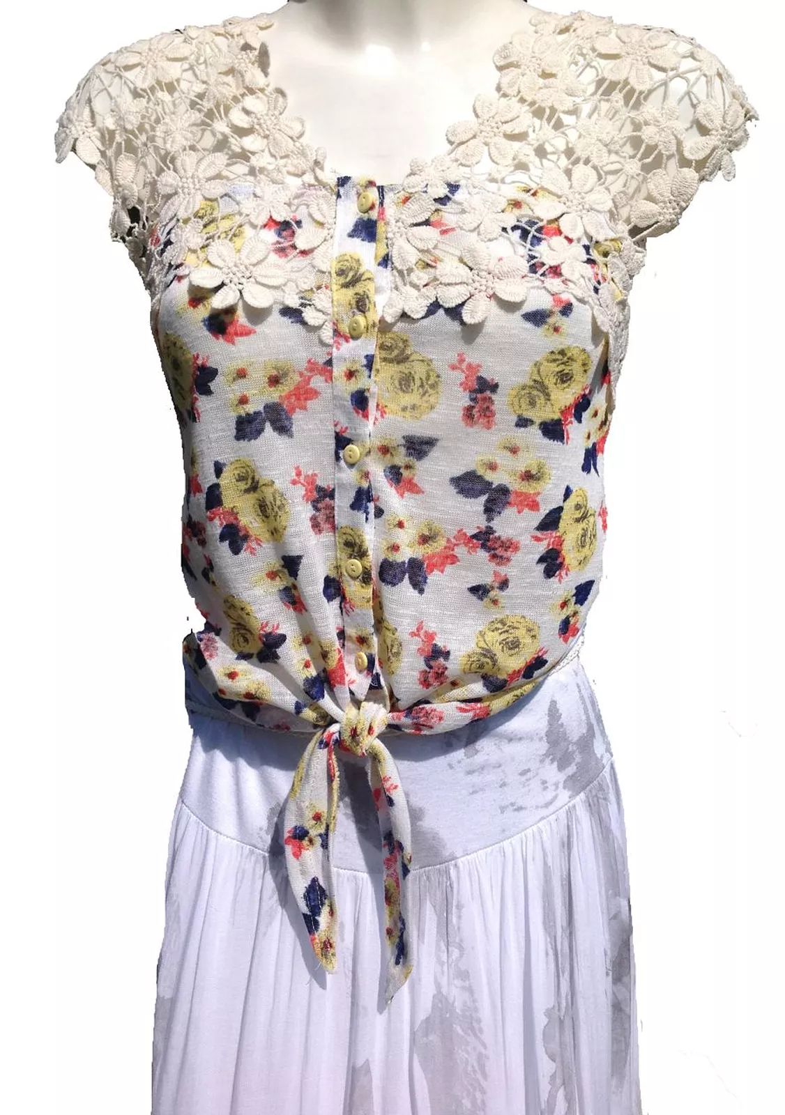 Летняя блуза на завязках с кружевными плечиками