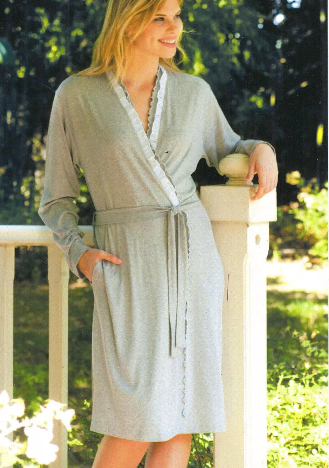 Длинный халат из вискозы с кружевной отделкой.