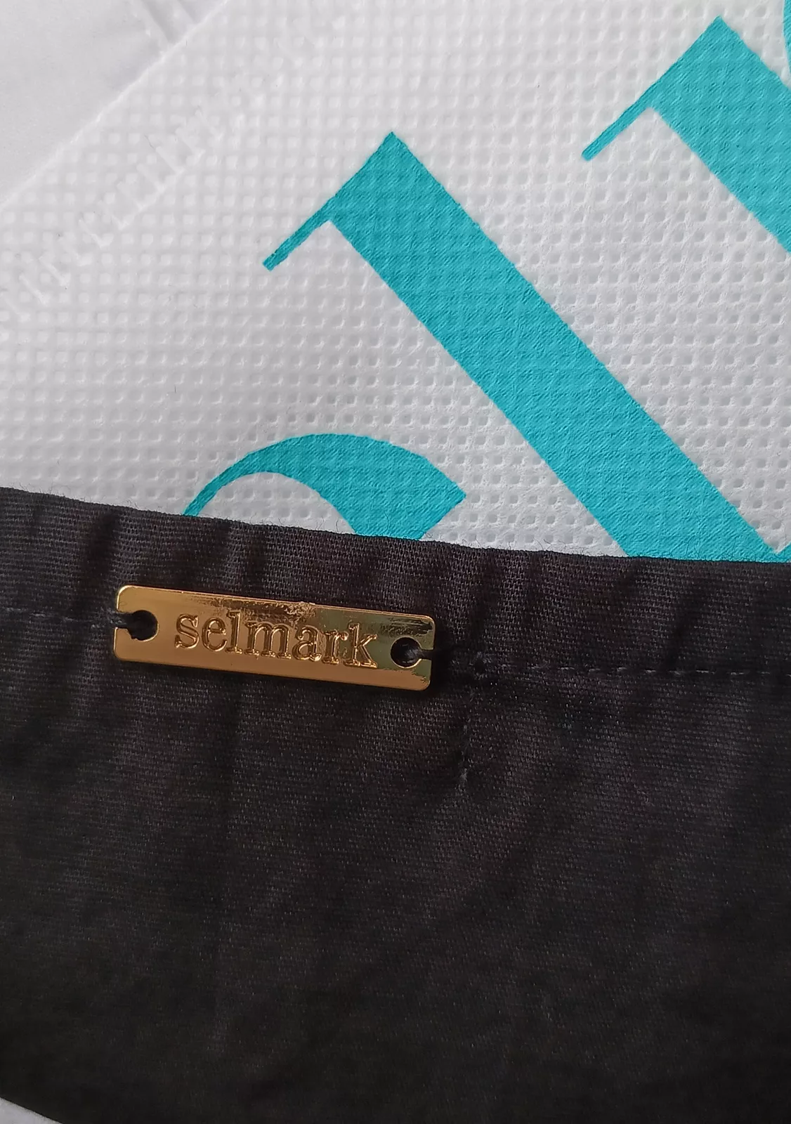 Платье Selmark черный с узорным воротом и карманами