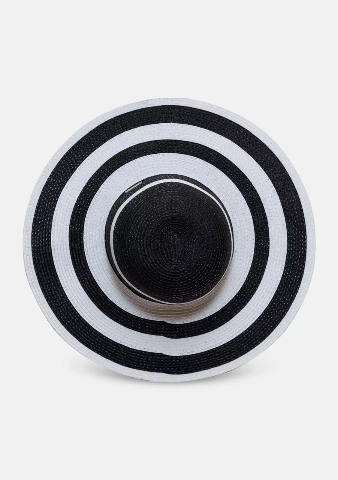 Пляжная шляпа с широкими полями