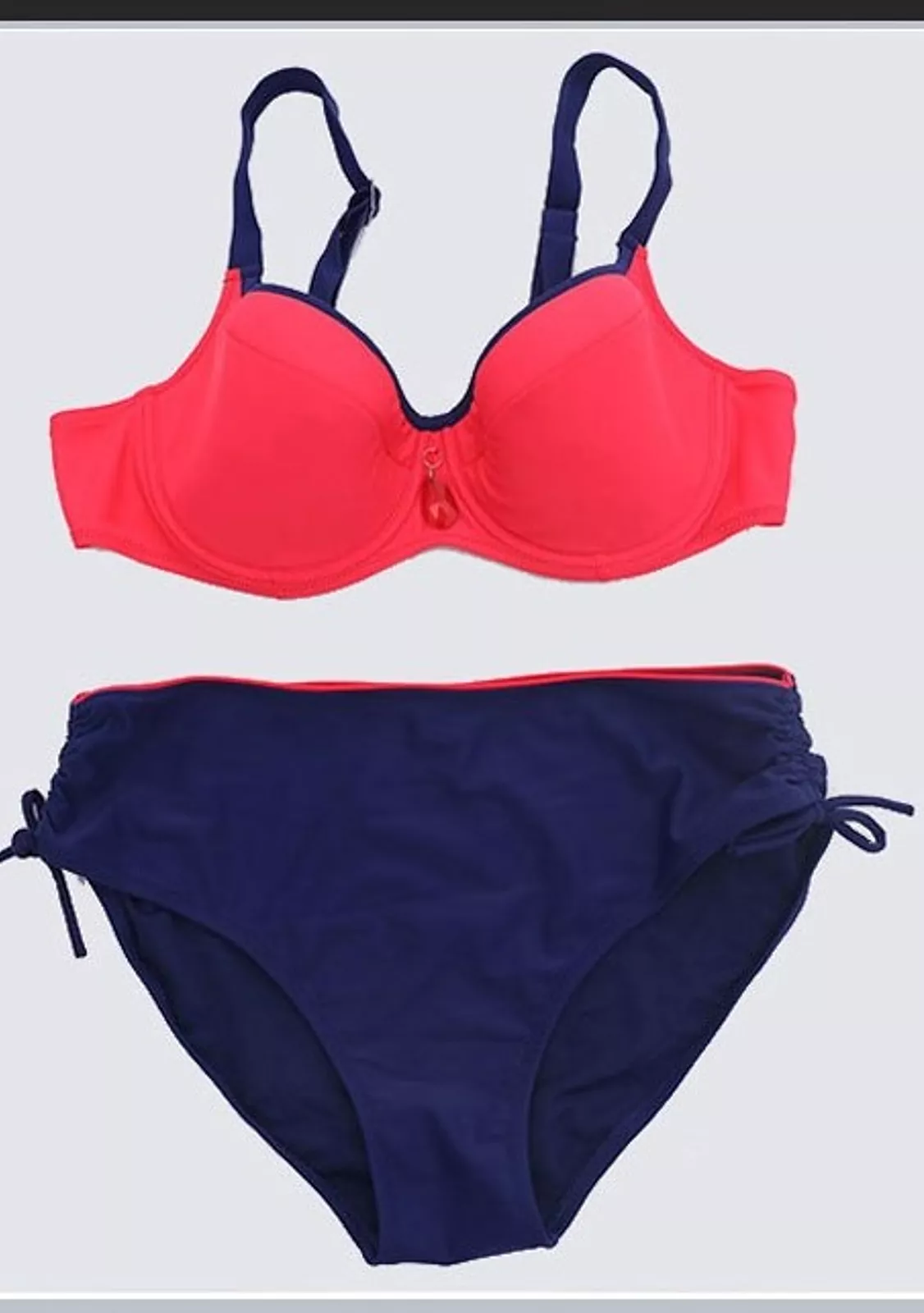 Купальник с мягкой чашкой и высокими плавками на шнурках