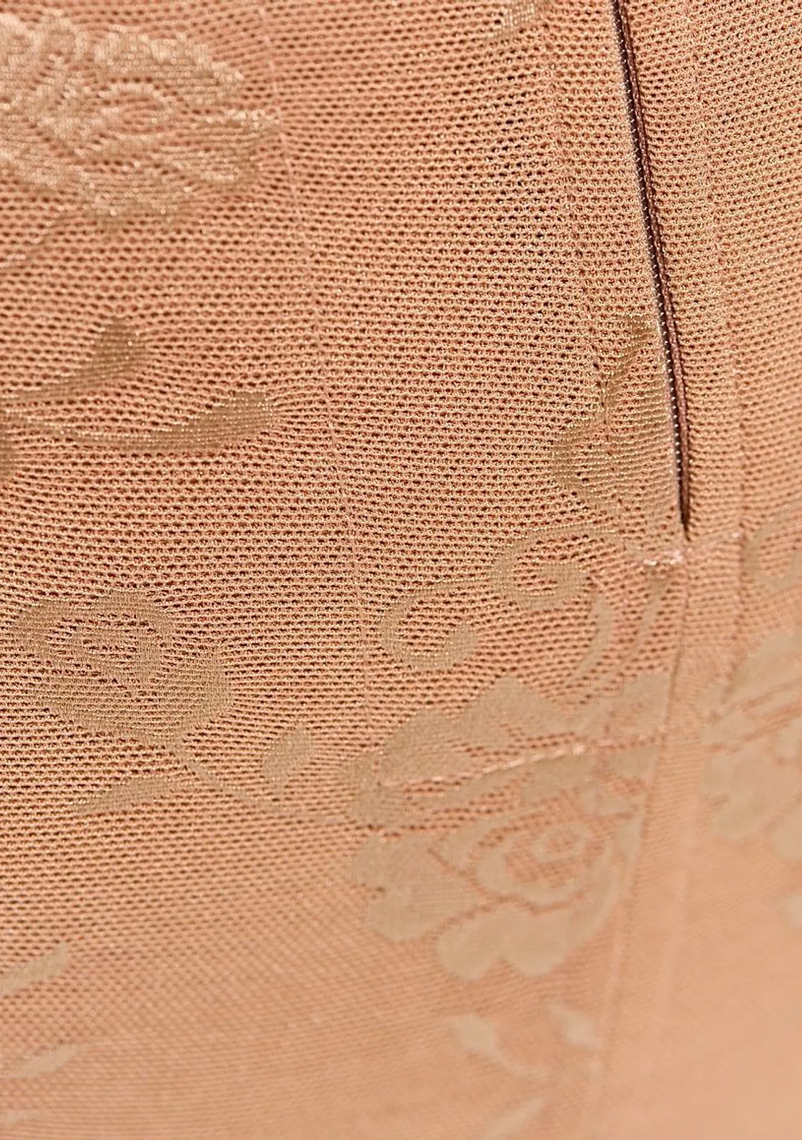 Грация сильной степени коррекции на крючках и молнии