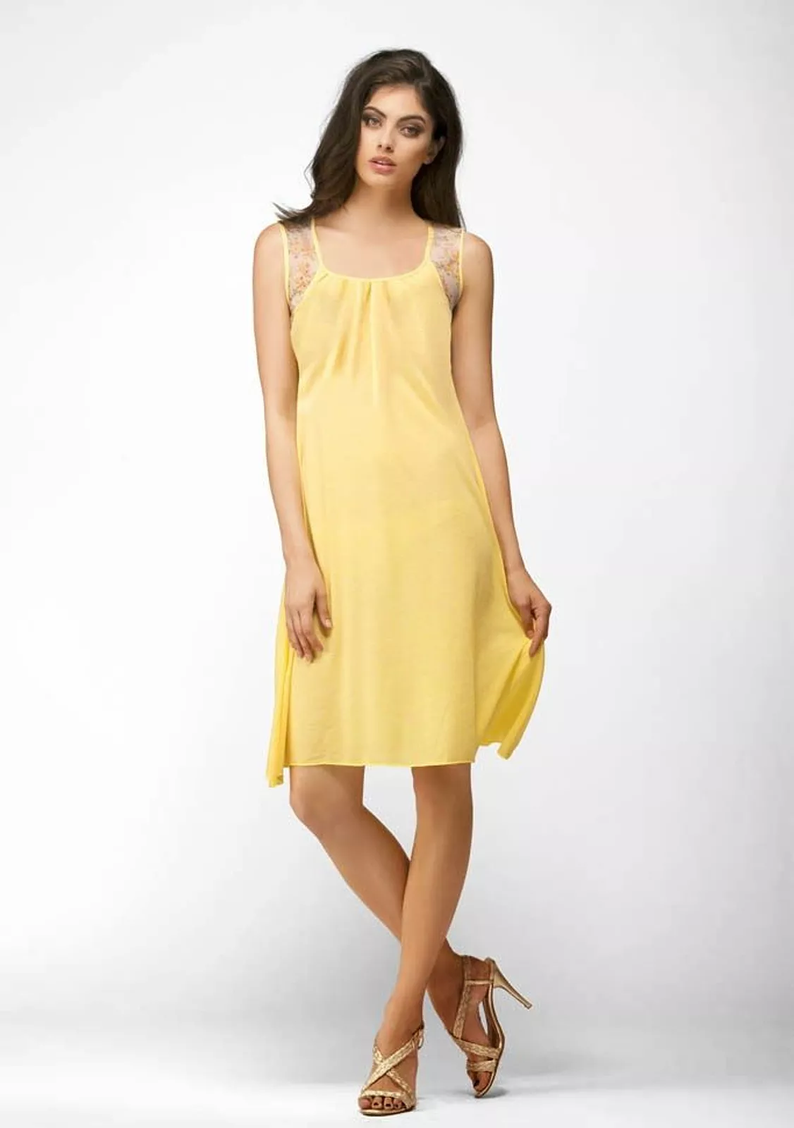 Сорочка с кружевом из вискозы желтого цвета.