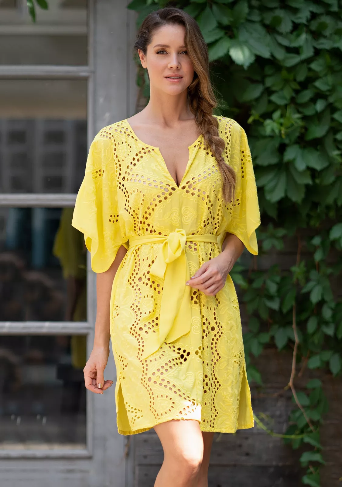 Желтая туника с фигурным вырезом