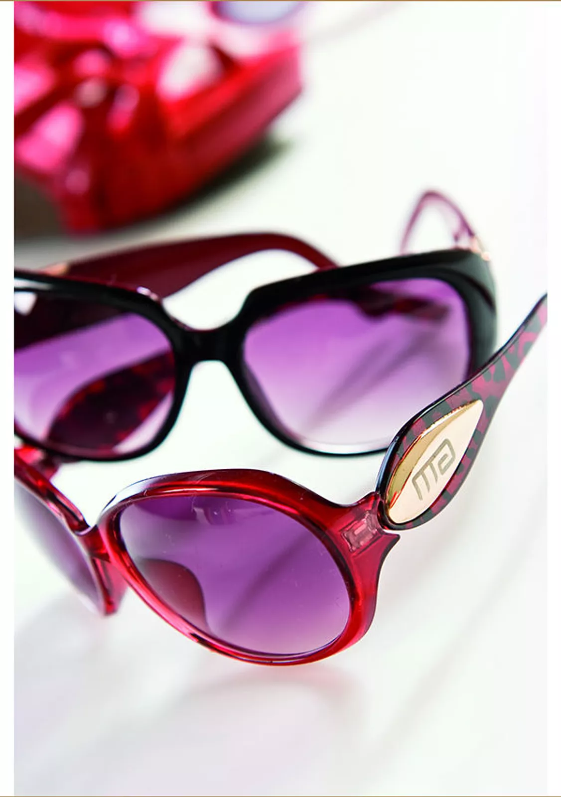 Очки солнцезащитные в стильной оправе