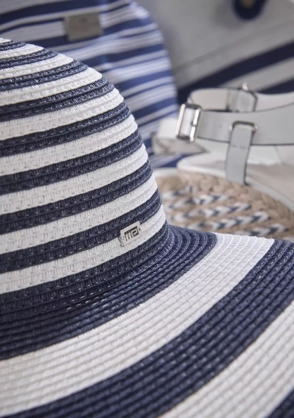 Пляжная шляпа с широкими полями