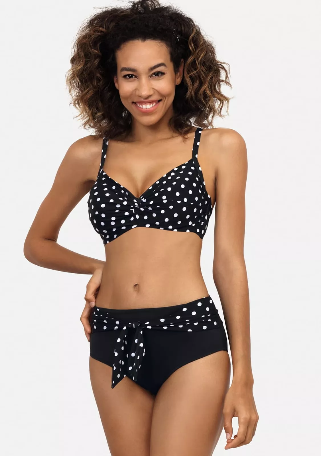 Купальник с мягкой чашкой в горошек.