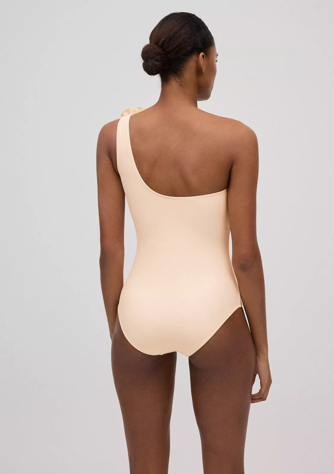 Асимметричный купальник с объемными цветами цвета слоновой костиYsabel Mora