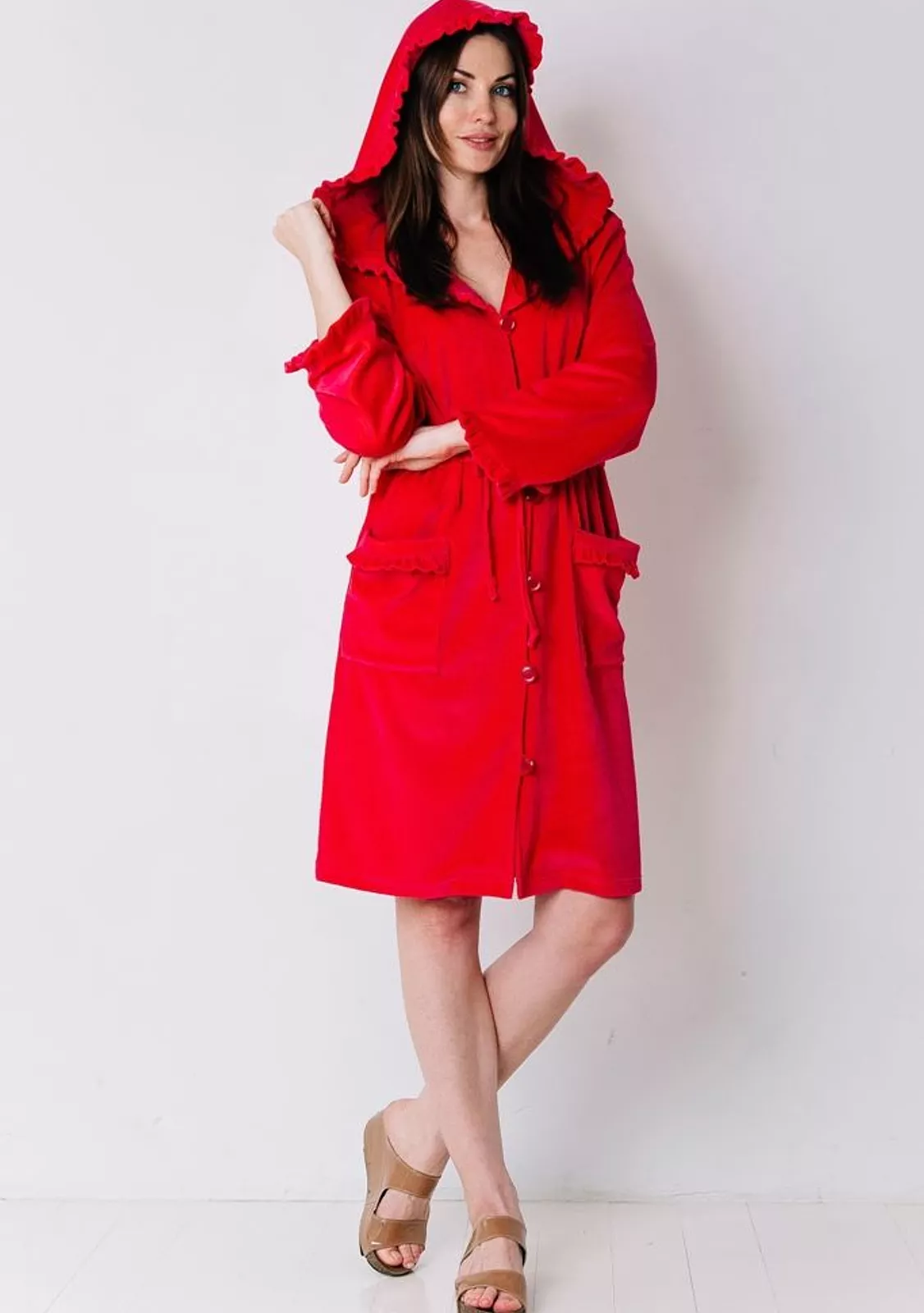 Велюровый халат красного цвета